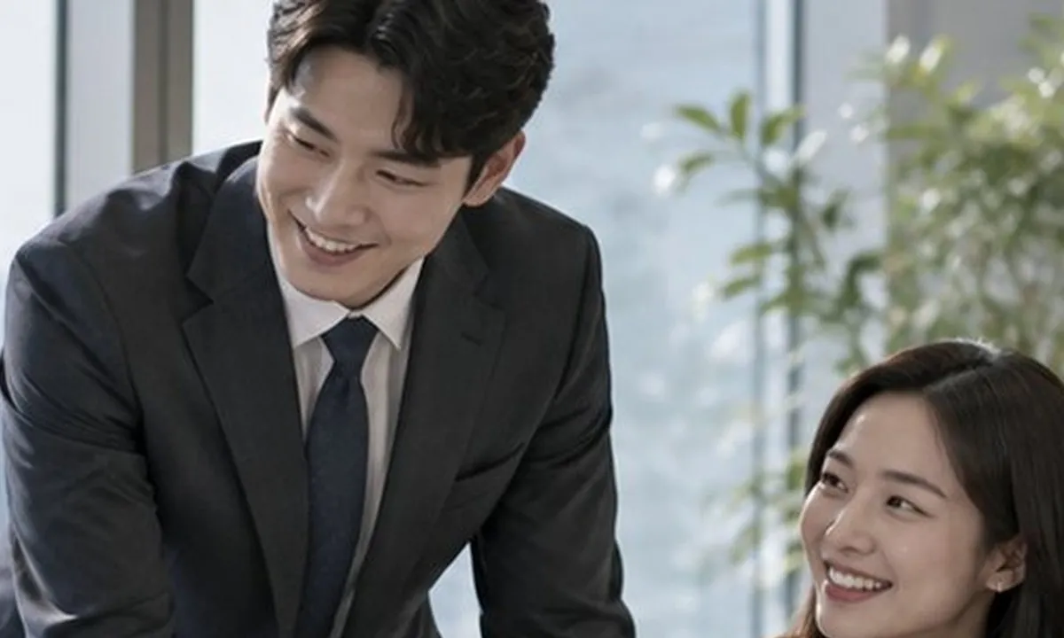 재무수치와 자료를 함께 검토하는 전문 회계·재무 실사형 이미지